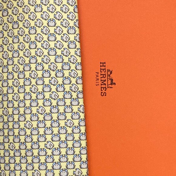 NEW IN BOX HERMES TIE - YELLOW w WHIMSICAL BLUE & TAN ANGEL FISH & SEA CRABS XL - Picture 1 of 5